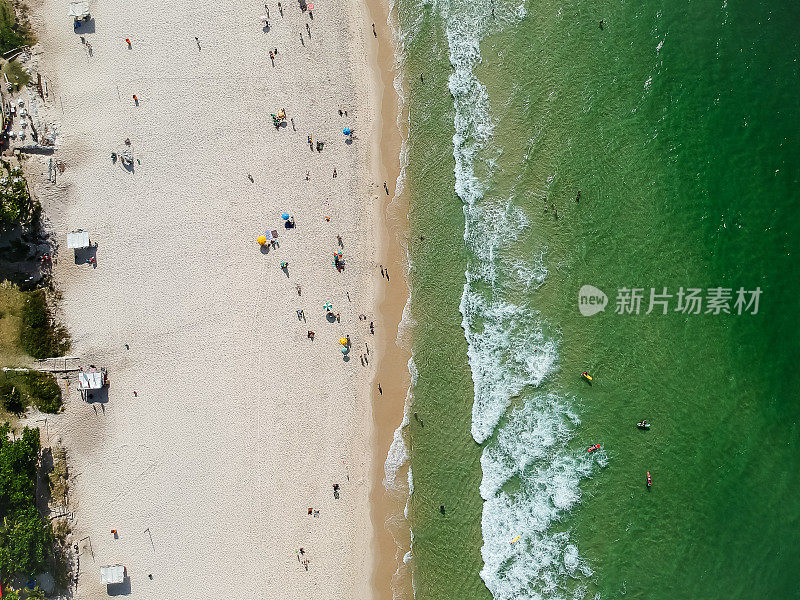 巴西里约热内卢里约热内卢的Barra da Tijuca海滩的无人机照片。
